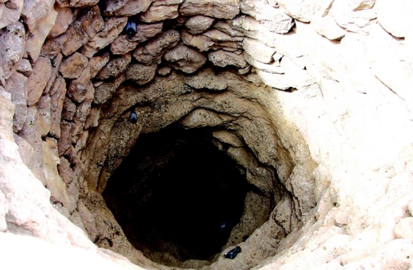 L'ancien puits de Lakish (photo credit: SHMUEL BAR-AM)