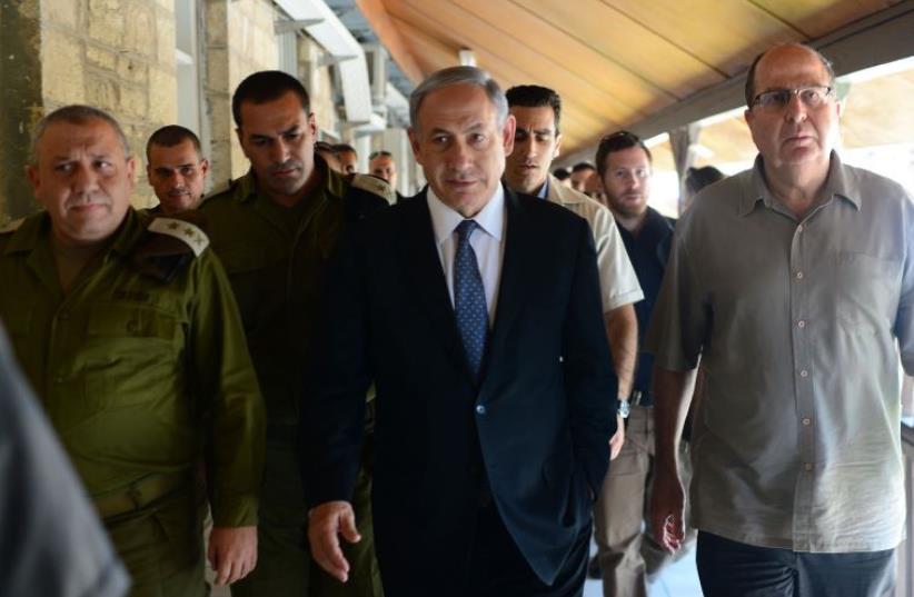 From left: IDF chief of staff Gadi Eisenkot, Prime Minister Benjamin Netanyahu, and Defense Minister Moshe Ya'alon pay a visit to the IDF's Home Front Command (photo credit: KOBI GIDEON/GPO)
