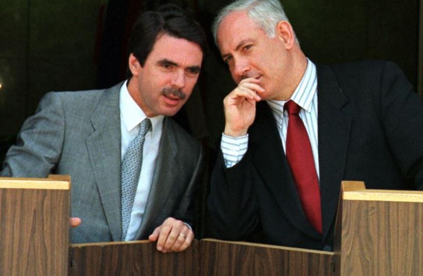Prime Minister Benjamin Netanyahu (R) confers with Jose Maria Aznar, the former prime minister of Spain, during their joint press conference, June 29, 1998 (photo credit: REUTERS)