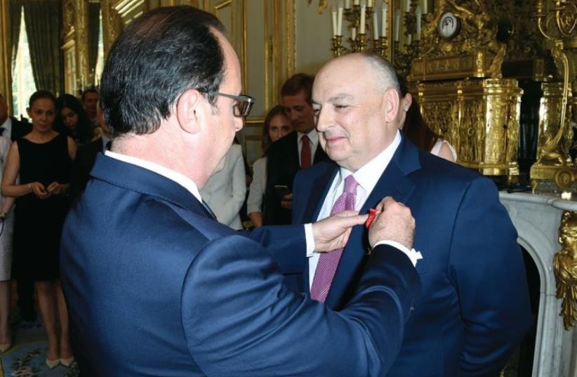 MOSHE KANTOR (right) is presented with the National Order of the Legion of Honor by France’s President François Hollande. (photo credit: EREZ LICHTFELD)