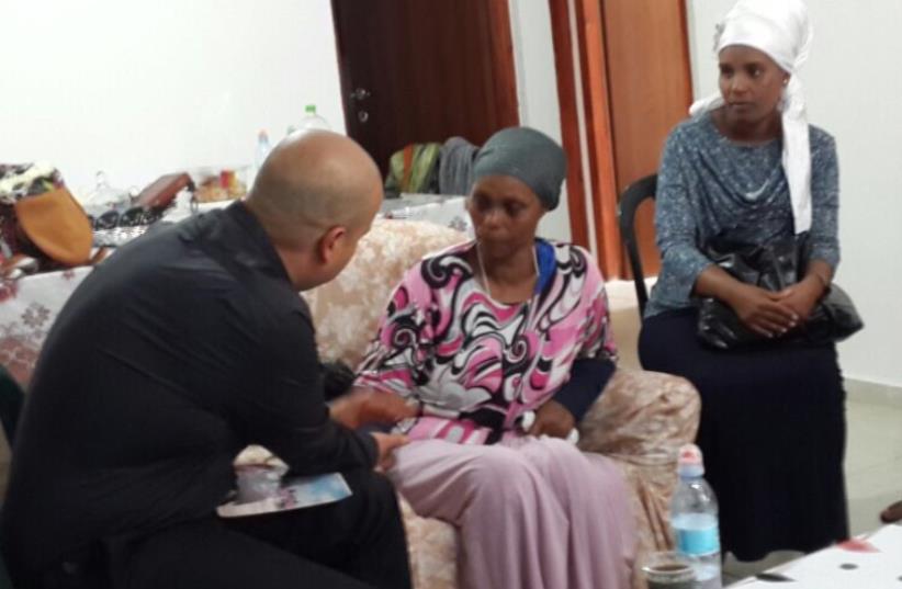 Journalist talking to family of Avera Mengistu (photo credit: ASHKELON MUNICIPALITY)