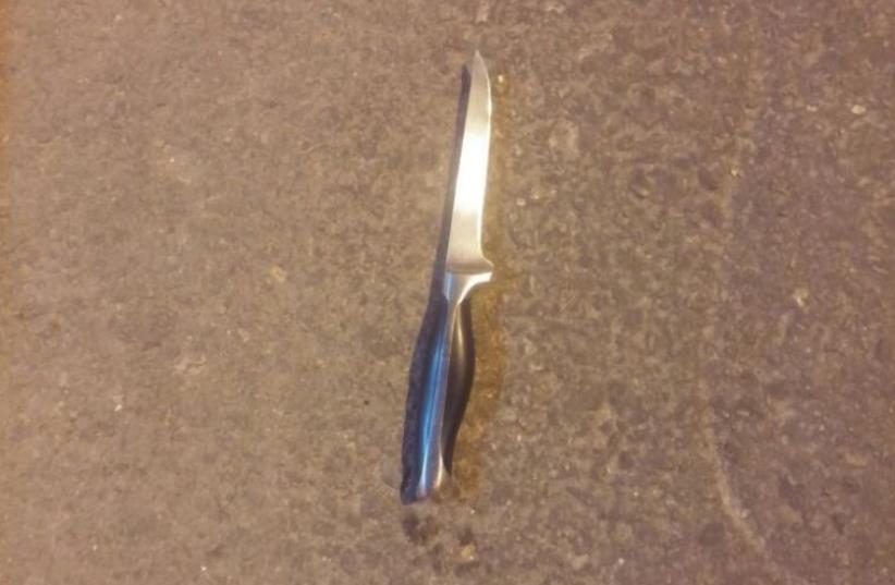 Knife from the scene of a possible stabbing attack thwarted in northern Jerusalem, July 9, 2015 (photo credit: POLICE SPOKESPERSON'S UNIT)