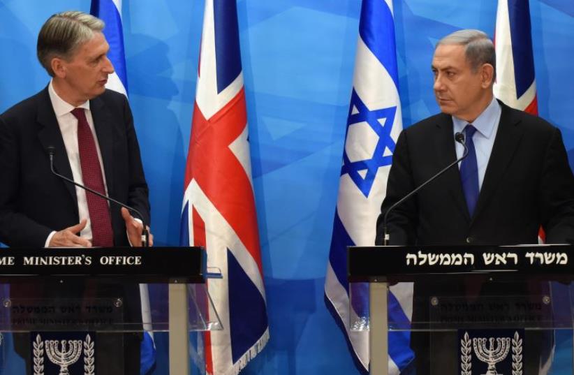 British Foreign Secretary Philip Hammond (L) holds a press conference with Israeli Prime Minister Benjamin Netanyahu at the latter's office in Jerusalem on July 16, 2015. (photo credit: DEBBIE HILL / POOL / AFP)