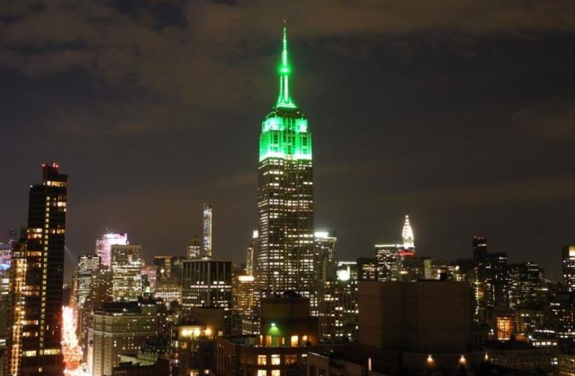 Empire State Building lit green for Eid al-Fitr holiday that marks the end of Ramadan, July 17, 2015.  (photo credit: AFP PHOTO / BRIGITTE DUSSEAU)