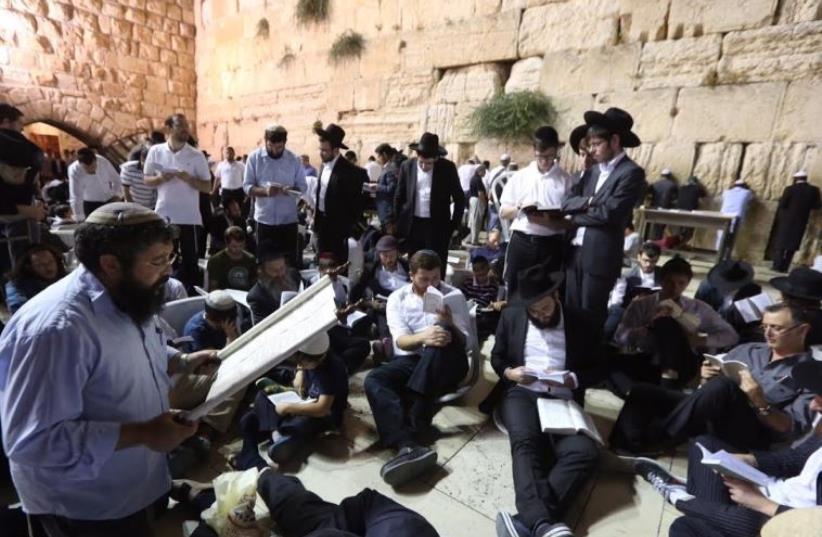 Worshippers at the Western Wall on the eve of Tisha Be'av, July 25, 2015 (photo credit: MARC ISRAEL SELLEM/THE JERUSALEM POST)