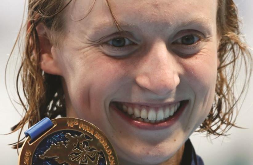 Katie Ledecky of the US poses with her gold medal after winning the women’s 800m freestyle final at the world championships in Kazan, Russia. (photo credit: REUTERS)