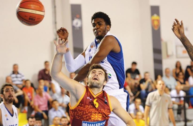 Israel guard Shawn Dowson (top) had 12 points and eight rebounds in yesterday’s 69-64 defeat to Macedonia in Skopje. (photo credit: IGOR KRASTEVSKI/ISRAEL BASKETBALL ASSOCIATION)