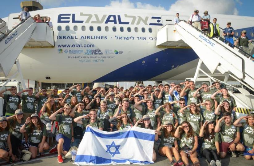 59 lone soldiers make Aliyah on the August 17 Nefesh B'Nefesh Aliyah flight from New York (photo credit: SHAHAR AZRAN)