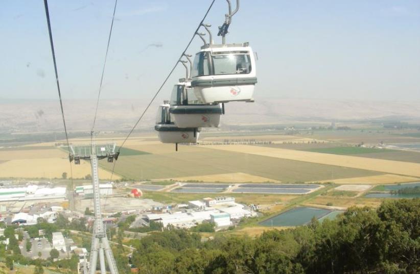 Manara Cliff cable car over the Hula Valley. (photo credit: WWW.GOISRAEL.COM)