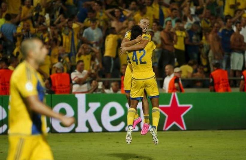Maccabi Tel Aviv's Dor Peretz and Tal Ben Haim celebrate after advancing to the group stages of  Champions League  (photo credit: REUTERS/BAZ RATNER)