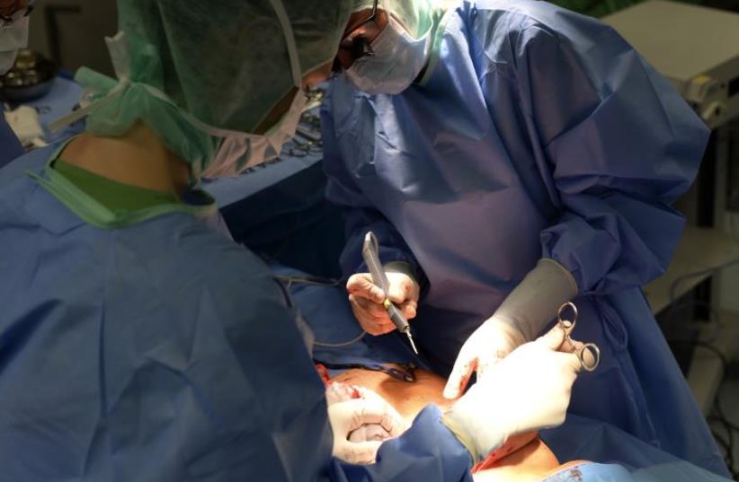 German doctors perform liver surgery in Hamburg (photo credit: REUTERS)