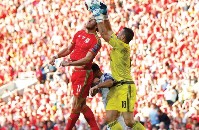 Israel goalkeeper Ofir Martziano (right) denied Wales superstar Gareth Bale (left) time and again during yesterday’s 0-0 draw in Cardiff (photo credit: REUTERS)