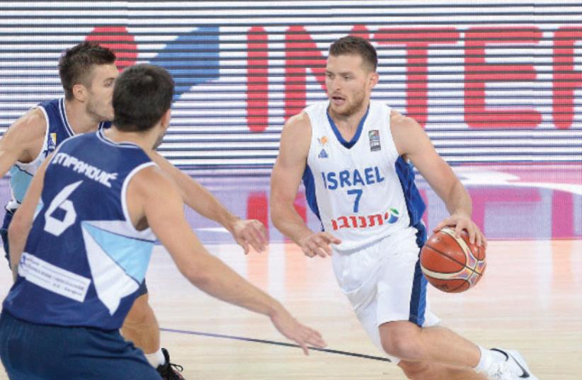 Israel guard Gal Mekel (7) is confident the blue-and-white will bounce back from the dejecting overtime defeat to Bosnia-Herzegovina when it faces Poland tonight in Montpellier, France. (photo credit: CIAMILLO-CASTORIA/CERETTI/FIBA WEBSITE)
