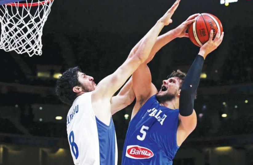Italy's Alessandro Gentile (R) goes for the basket against Israel's Lior Eliyahu during their 2015 EuroBasket 2015 round of 16 match at the Pierre Mauroy stadium in Villeneuve d'Ascq near Lille, France (photo credit: REUTERS)