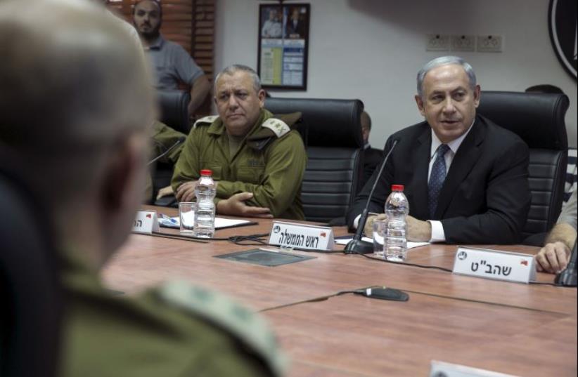 Prime Minister Benjamin Netanyahu (R) and IDF chief of staff Gadi Eisenkot attend a briefing at the IDF Home Front Command base in Ramle near Tel Aviv (photo credit: REUTERS)