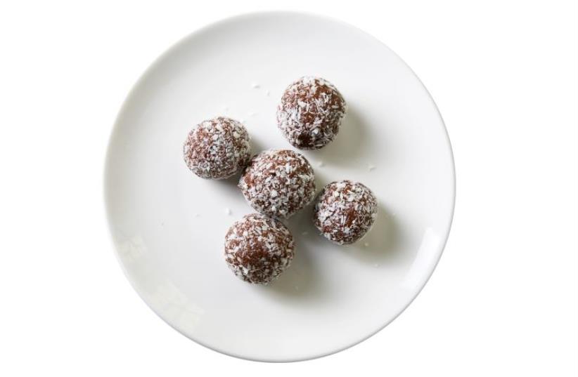 Date and granola-cookie balls (photo credit: INGIMAGE)