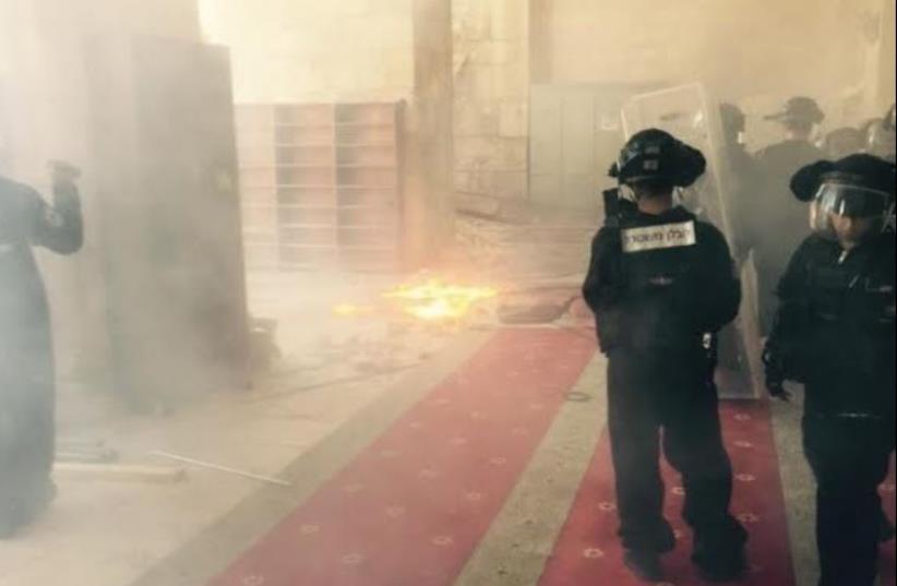 Police enter Temple Mount complex after being pelted with stones and firebombs (photo credit: ISRAEL POLICE)