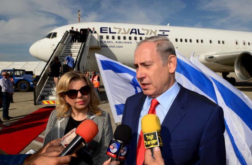 Benjamin and Sara Netanyahu board a plane ahead of the UN General Assembly in New York (photo credit: AVI OHAYON - GPO)