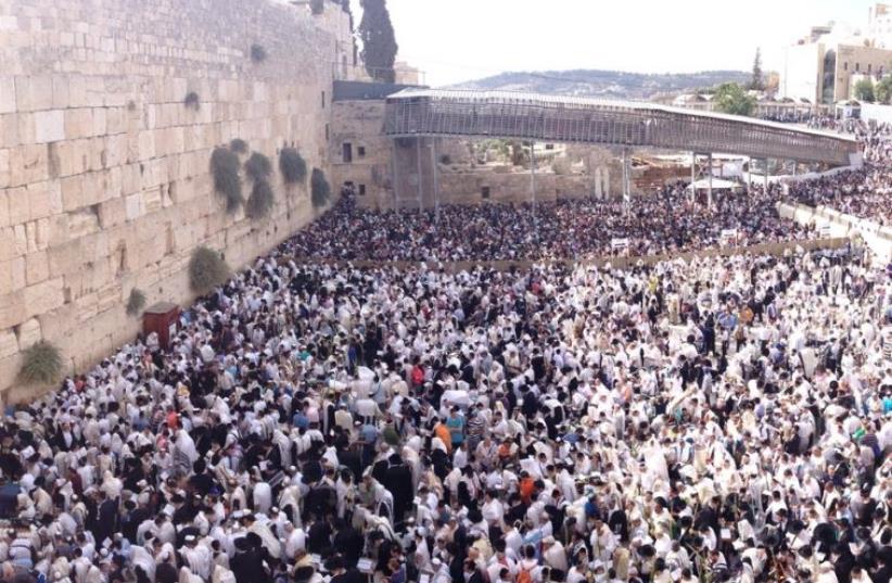 Priestly blessing prayer service at Western Wall, september 30, 2015 (photo credit: ISRAEL POLICE)