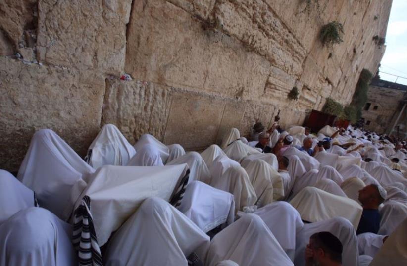 Priestly blessing prayer service at Western Wall, september 30, 2015 (photo credit: MARC ISRAEL SELLEM/THE JERUSALEM POST)