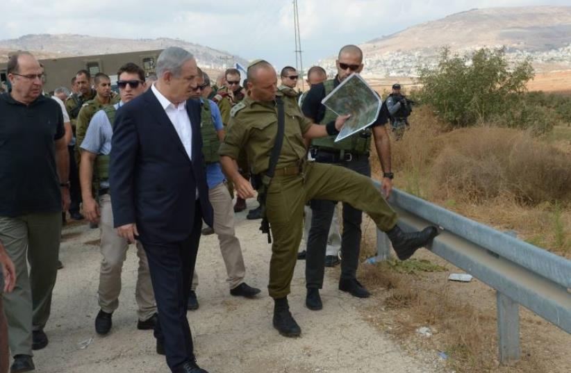 Prime Minister Benjamin Netanyahu and Defense Minister Moshe Ya'alon on tour of West Bank (photo credit: AMOS BEN-GERSHOM/GPO)