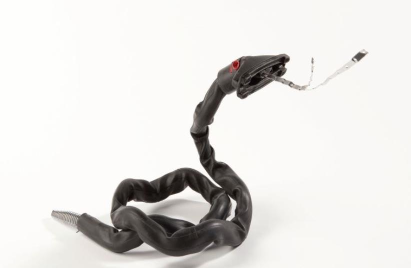 Snake, 2013. Materials: bicycle inner tube, vacuum cleaner part, spring, balloon, toy, aluminum foil cutter (photo credit: Courtesy)