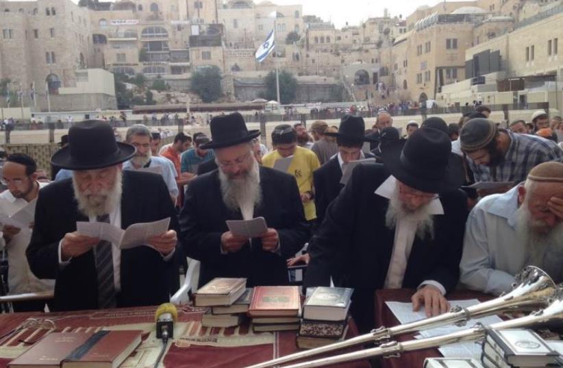 Municipal chief rabbi of Safed Rabbi Shmuel Eliyahu (C), municipal chief rabbi of Jerusalem Rabbi Aryeh Stern (L) and Temple Institute Rabbi Yisrael Ariel (R) at a prayer rally at the Western Wall (photo credit: JEREMY SHARON)