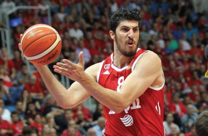 Hapoel Jerusalem forward Lior Eliyahu couldn’t help his team avoid a 92-71 defeat in Eurocup action at Nizhny Novgorod in Russia (photo credit: DANNY MARON)