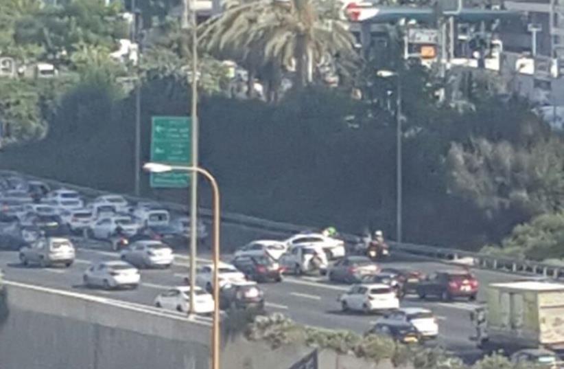 Traffic on the Ayalon Freeway is backed up as police seal off Hashalom interchange‏ in Tel Aviv (photo credit: YOEL MILLER)