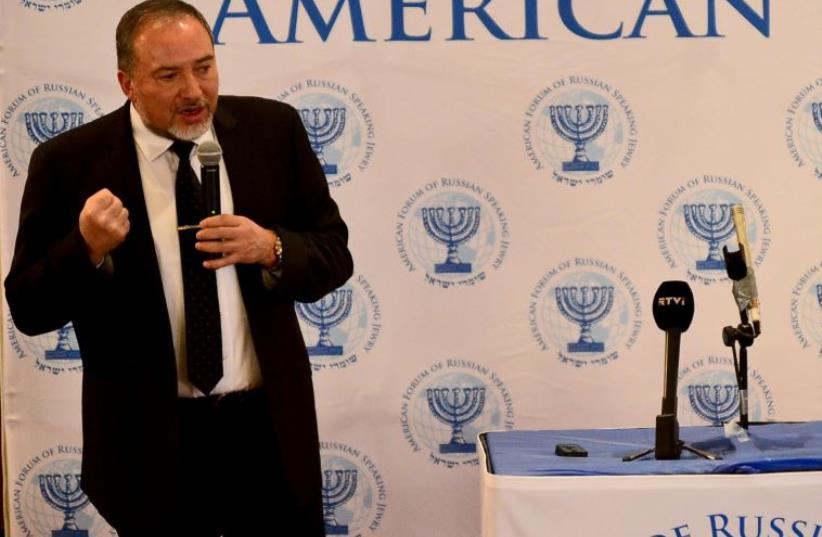 Avigdor Liberman speaks to Russian-speaking Jews in synagogue in Brooklyn, New York in 2014 (photo credit: Courtesy)