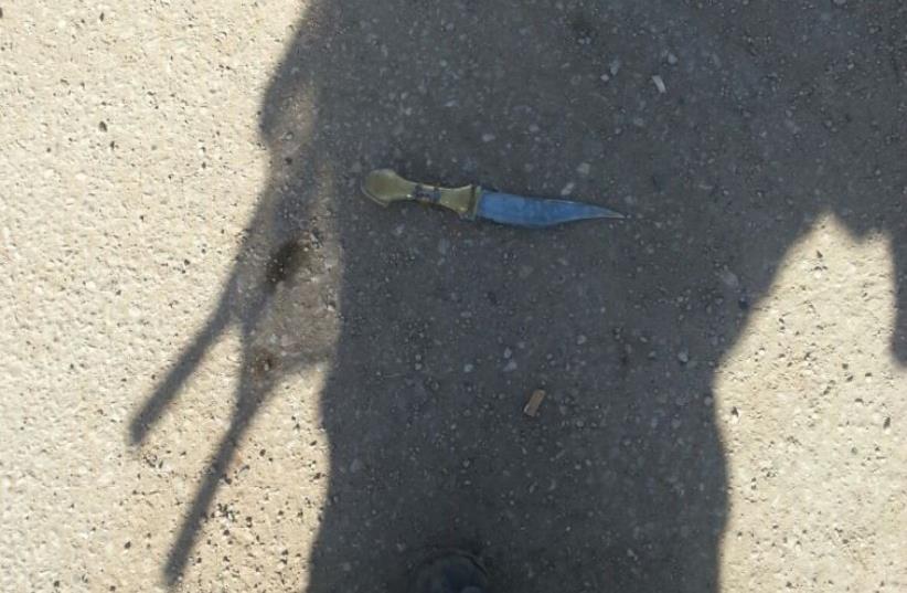 Knife at the scene of a stabbing attack in Kikar Adam, October 21, 2015 (photo credit: BITACHON SADEH GROUP)