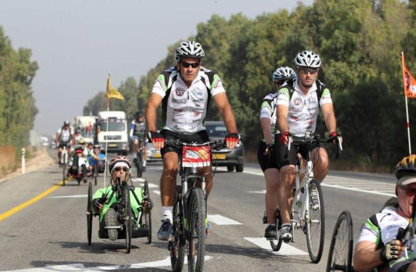 60 North American cyclists ride in North alongside IDF veterans (photo credit: IDAN PELEG)