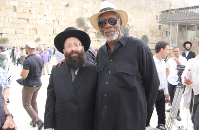 Morgan Freeman and Rabbi Shmuel Rabinowitz at the Western Wall (photo credit: RAVHAKOTEL)