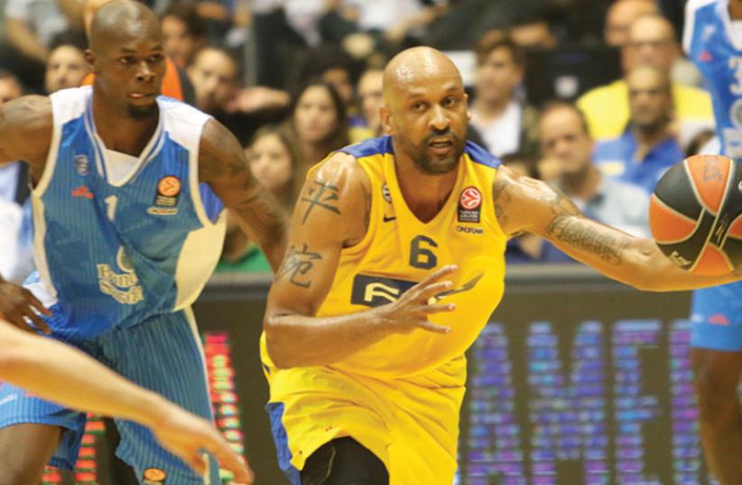 MACCABI TEL AVIV swingman Devin Smith (6) had a game-high 22 points – to go along with seven rebounds, two assists and two blocks – in last night’s 79-63 victory for the yellow-and-blue over Sardinian side Dinamo Sassari in Euroleague action at Yad Eliyahu Arena. (photo credit: ADI AVISHAI)