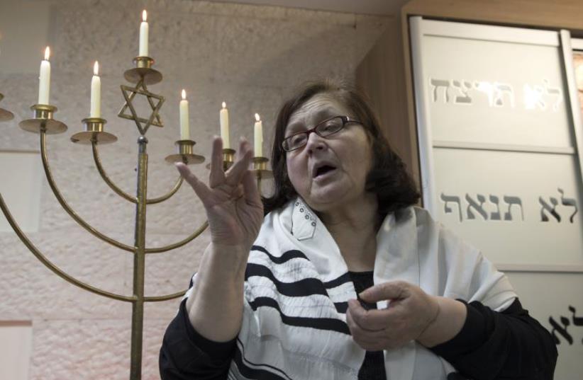 A sign language interpreter translates a prayer during a ceremony on the eve of the International Day of Commemoration to honour the victims of the Holocaust in Minsk (photo credit: REUTERS)
