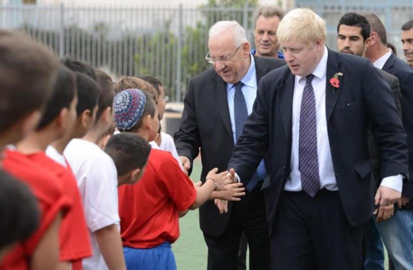 President Reuven Rivlin and London Mayor Boris Johnson with Jewish and Arab children. (photo credit: PRESIDENTIAL SPOKESPERSON OFFICE)