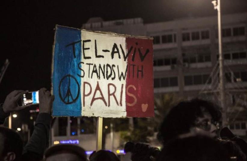 A sign at the solidarity rally held in Tel Aviv in the wake of the Paris attack reads "Tel Aviv stands with Paris", November 14, 2015. (photo credit: Courtesy)