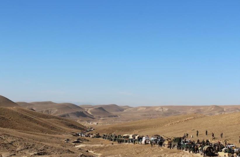 PESHMERGA forces, bolstered by armoured vehicles and thousands of volunteers from across the Kurdistan Regional Governate, as well as Yazidi fighters, gathered along road before final push into Shingal. (photo credit: VAGER SAADULLAH)