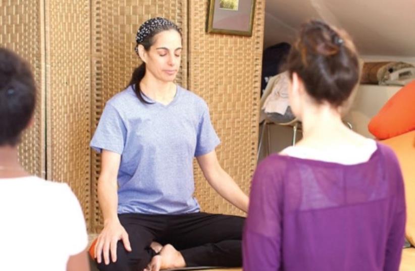 Kady Harari leads a yoga class (photo credit: LUCY LYON)