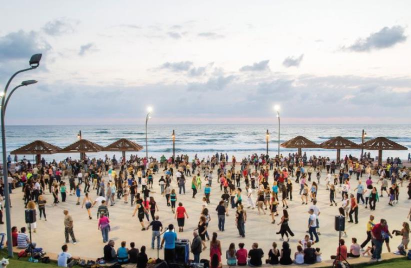 Dancing on the shore of Haifa beach (photo credit: GOISRAEL)