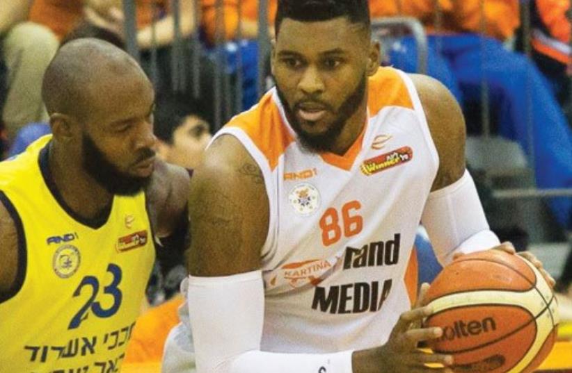 Maccabi Rishon Lezion forward Darryl Monroe (right) had 10 points and eight rebounds in last night’s 77-75 win over Maccabi Ashdod and Charles Thomas (photo credit: ODED KARNI/BSL)