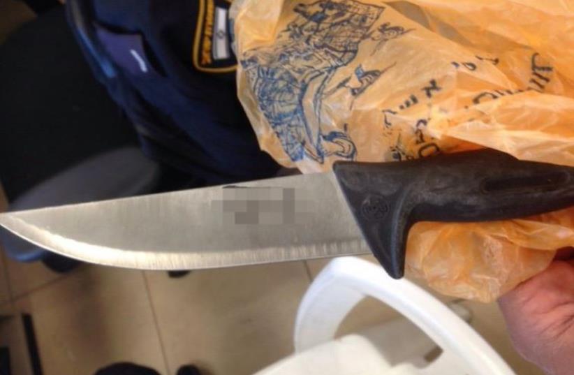 Knife from suspected attack, Hebron, December 5, 2015 (photo credit: POLICE SPOKESPERSON'S UNIT)