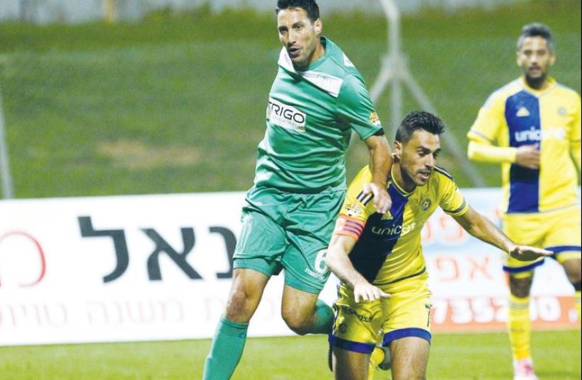 Maccabi Tel Aviv and captain Eran Zahavi (right) stumbled against Hapoel Kfar Saba and Amir Nusbaum (photo credit: DANNY MARON)