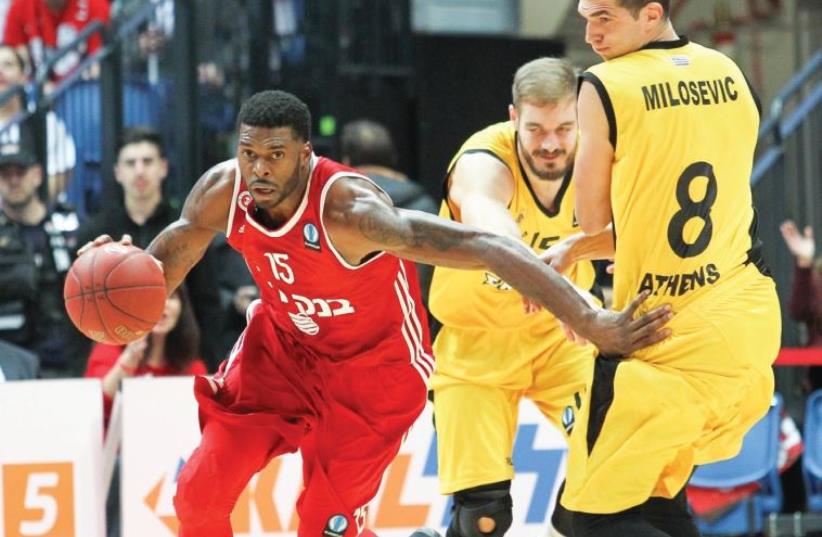 Hapoel Jerusalem forward Donta Smith had 14 points and nine rebounds in his team’s 82-78 win over AEK Athens at the Jerusalem Pais Arena, December 9, 2015 (photo credit: DANNY MARON)