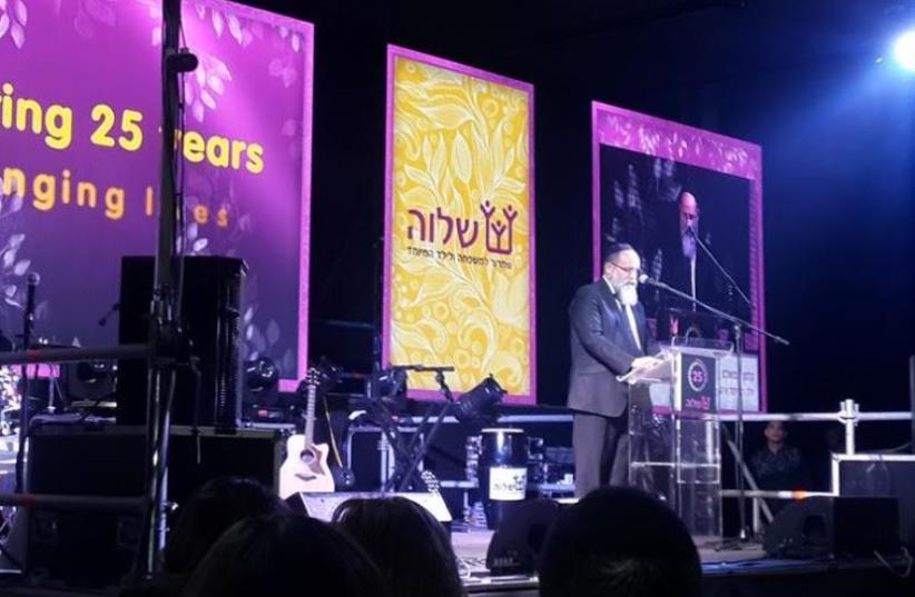 SHALVA CHAIRMAN Rabbi Kalman Samuels addresses the audience at HaAchuza in Modi’in on Monday night. (photo credit: STEVE LINDE)