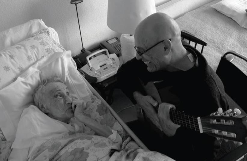 ‘THERE WAS the humor, there was tenderness that my mother couldn’t give me when I was a child. I didn’t have it when I was five years old, but I had it when I was 65 years old,’ says director Sylvain Biegeleisen, seen here with his dying mother in ‘Twilight of a Life.’ (photo credit: Courtesy)