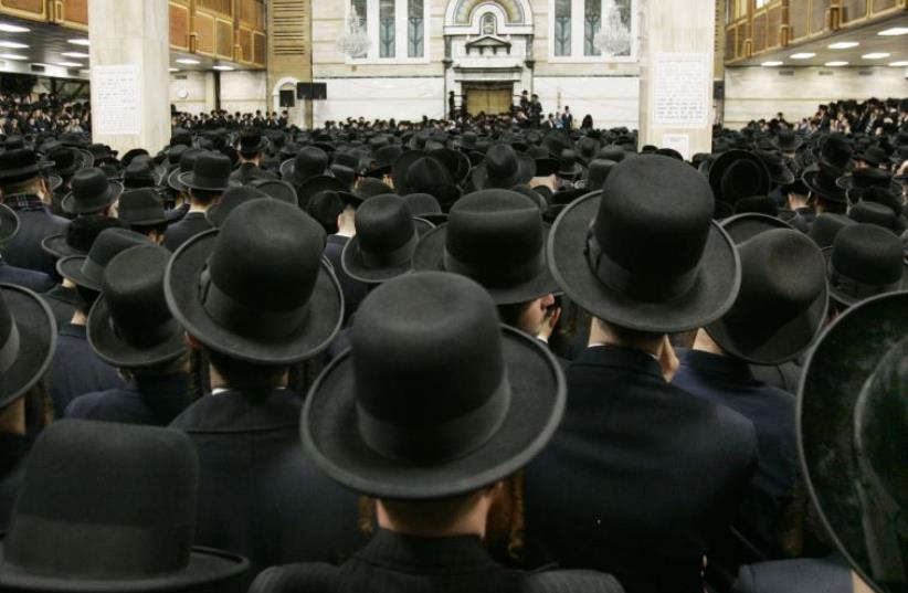 Followers of ultra-orthodox Jewish rabbi Moses Teitelbaum of the Satmar Hassidim pack the Congregation Yetev Lev D'Satmar in the town of Kirays Joel, New York (photo credit: REUTERS)