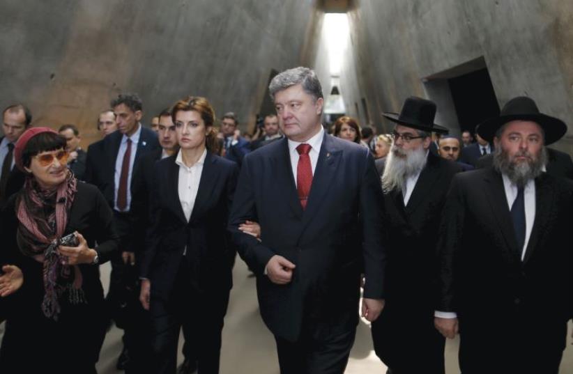 Ukrainian President Petro Poroshenko (center) visits Yad Vashem during his visit to Jerusalem (photo credit: AMMAR AWAD / REUTERS)