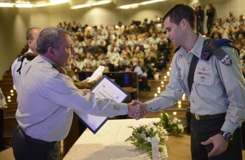 Eisenkot handing out an award, December 28, 2015 (photo credit: IDF)