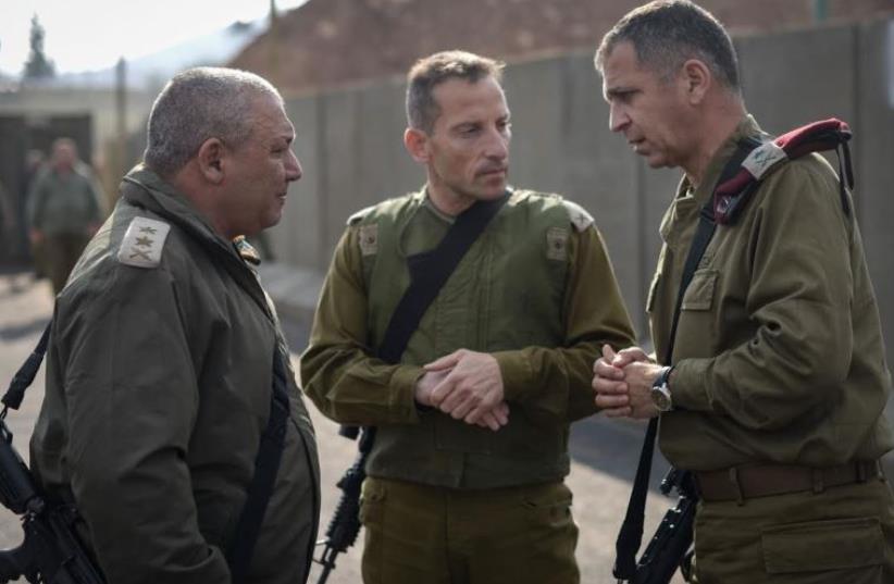 IDf Chief of Staff Lt.-Gen. Gadi Einskot (L) tours the Golan Heights with senior IDF commanders, December 30, 2015 (photo credit: IDF SPOKESMAN’S UNIT)